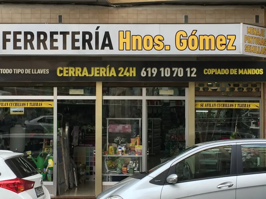 Fachada de la ferretería con el rótulo de cerrajero urgente 24 horas en Castro Urdiales