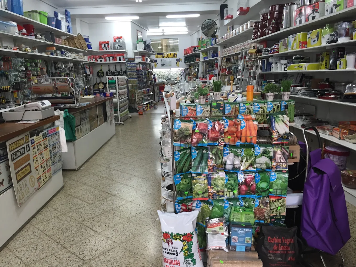 Interior de la ferretería en Castro Urdiales con menaje del hogar, semillas y jardinería